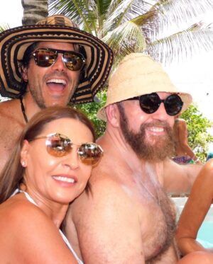 Amparo Grisales Instagram - Playa…..Brisa …. y “AMARE BEACH CLUB “- 🏖 💕
Tierra Bomba-Cartagena -
Un lugar mágico para disfrutar de buenos amigos …. degustar las delicias de su anfitrión guapísimo “Chef Pablo…. buena música y pasarla “bomba”
@amarecartagena @pablo_planelles
@ernestocalzadillaoficial
#NachoGiovanniCasaLola #Robert
#MariayChema
#amigosreales #hermososmomentos 💕💕😃