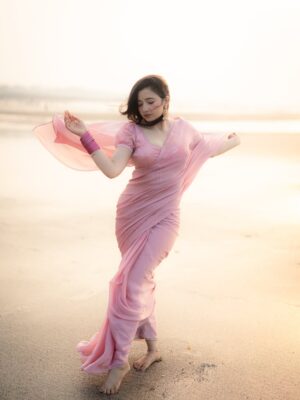 Amrita Mishra Instagram - And she flew in the sky, like a dove šļø
#manjdecollection #viral #sareecollections #sareeinstyle #sareedrape #sareephotography #sareeinspo #msmishra