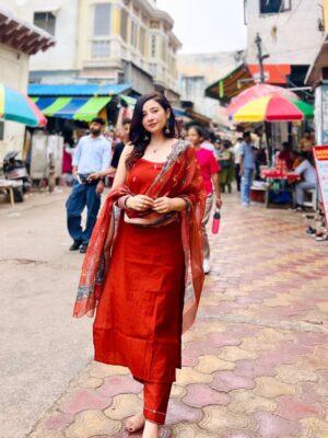 Amrita Mishra Instagram - Bheed me bhi Sukoon š
#vrindhavan #bakehihari #peace #radhekrishna #radheradhe