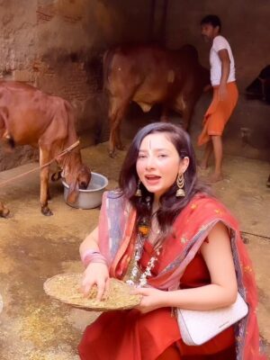Amrita Mishra Instagram - Bheed me bhi Sukoon š
#vrindhavan #bakehihari #peace #radhekrishna #radheradhe
