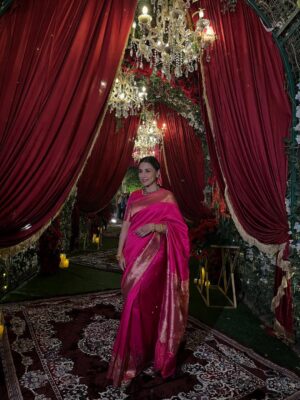 Amrita Puri Instagram - In my saree era. 
Nothing subtle about it ☺️

📸 @badmaashnakampani