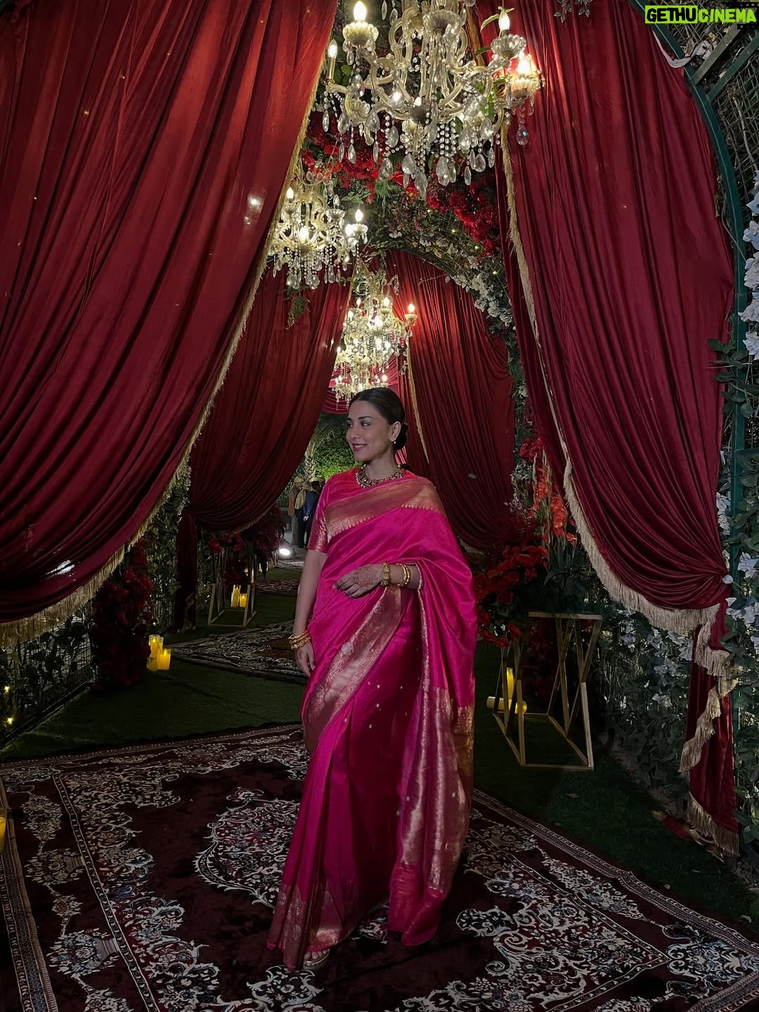 Amrita Puri - 2.2K Likes - In my saree era. 
Nothing subtle about it ☺️

📸 @badmaashnakampani