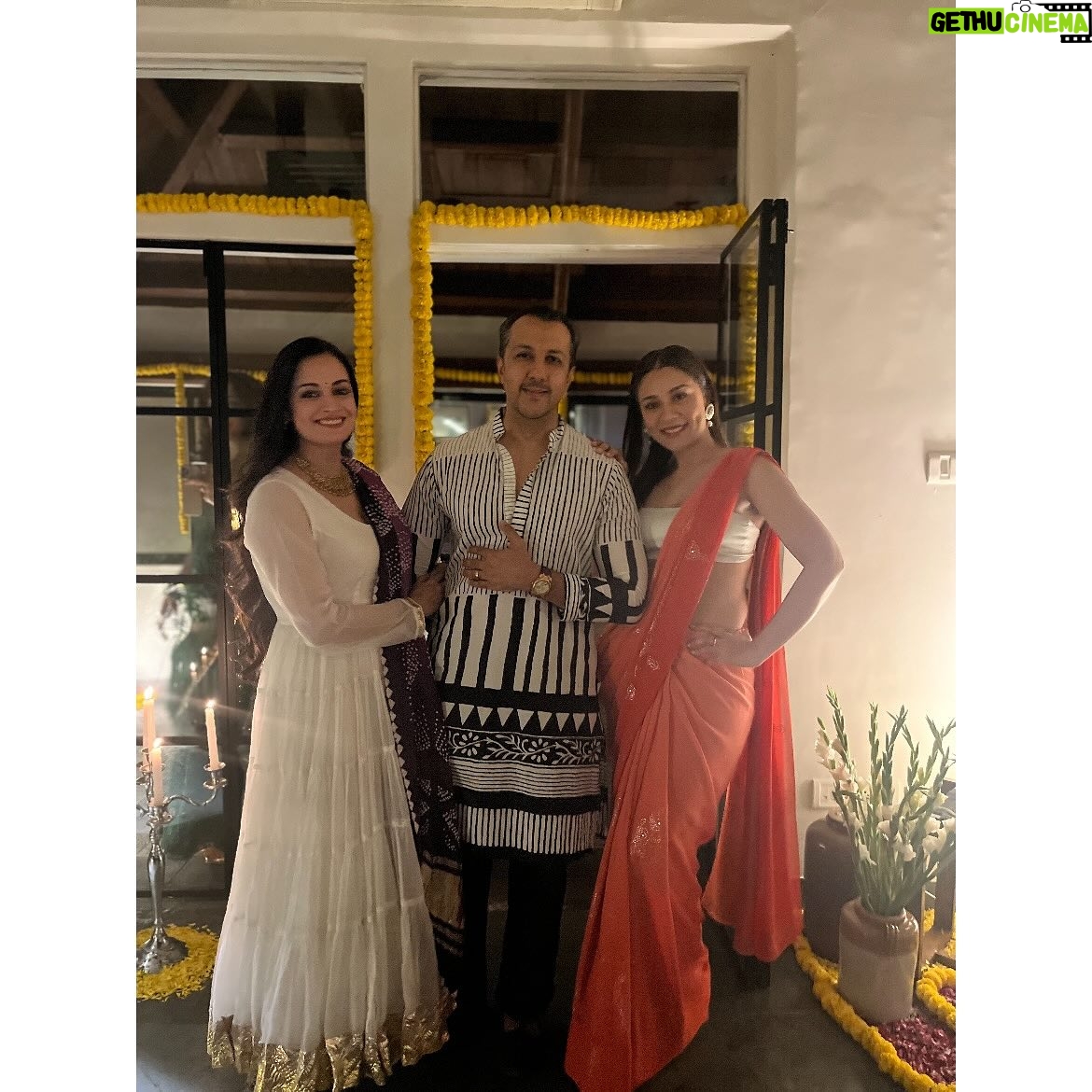 Amrita Puri - 2.5K Likes - 🧡 🪔  @vaibhav.rekhi and @diamirzaofficial are all the love and light we need. Bringing together the best.

*Repeated my crop top with a different sari story. 
Clearly I have a thing for bright colours and marigolds. 

(Thanks for those solo stills @sayanigupta).