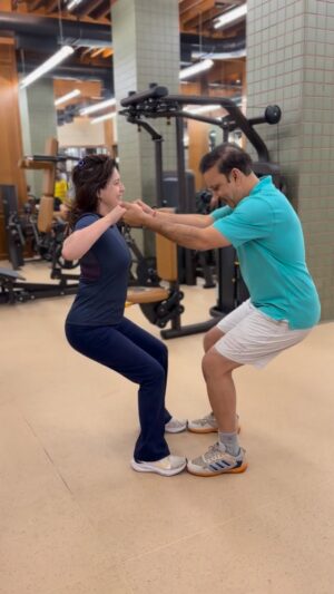 Amrita Raichand Instagram - I love it when a new week starts with a bang!!! A fun challenge with my gym buddies where clearly the worst performer was my hubby @raichand_50 š Big shoutout to @anas.vadgama & @neil_physiosenpai for being absolute sports and jumping into the challenge without batting an eyelid! ā¤ļøšŖā¤ļø Make this your #mondaymotivaton too! Try this challenge with those you love working out with and donāt forget to tag me ššŖ #amritaraichand #fitnessfirst
