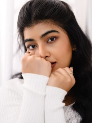 Amrutha Prem Instagram - Lost in the gaze🤍✨

Frames: @framesbyvikaskakolu 🤍
MUA: @arushmakeover 🤍
Hairdo: @hairbysharada_murthy 🤍