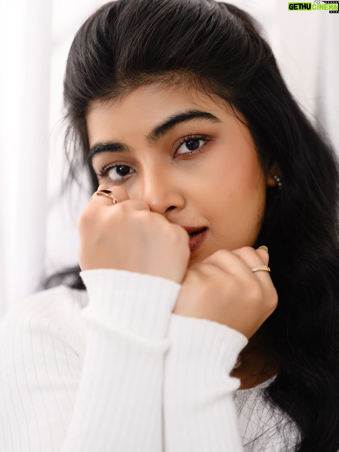 Amrutha Prem - 49K Likes - Lost in the gaze🤍✨

Frames: @framesbyvikaskakolu 🤍
MUA: @arushmakeover 🤍
Hairdo: @hairbysharada_murthy 🤍