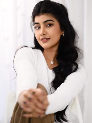 Amrutha Prem Instagram - Lost in the gaze🤍✨

Frames: @framesbyvikaskakolu 🤍
MUA: @arushmakeover 🤍
Hairdo: @hairbysharada_murthy 🤍