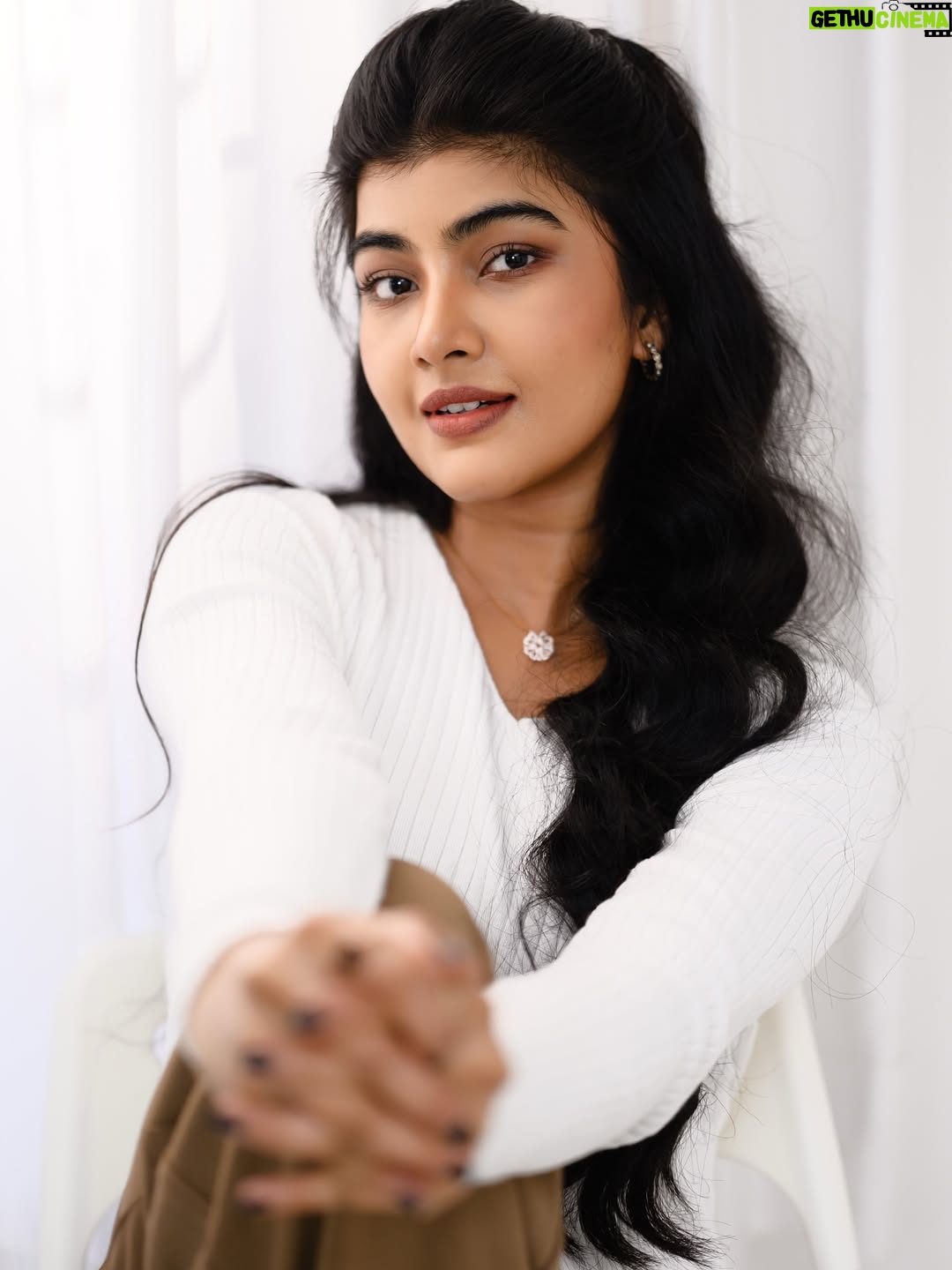 Amrutha Prem - 49K Likes - Lost in the gaze🤍✨

Frames: @framesbyvikaskakolu 🤍
MUA: @arushmakeover 🤍
Hairdo: @hairbysharada_murthy 🤍