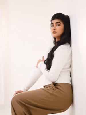 Amrutha Prem Instagram - Lost in the gaze🤍✨

Frames: @framesbyvikaskakolu 🤍
MUA: @arushmakeover 🤍
Hairdo: @hairbysharada_murthy 🤍