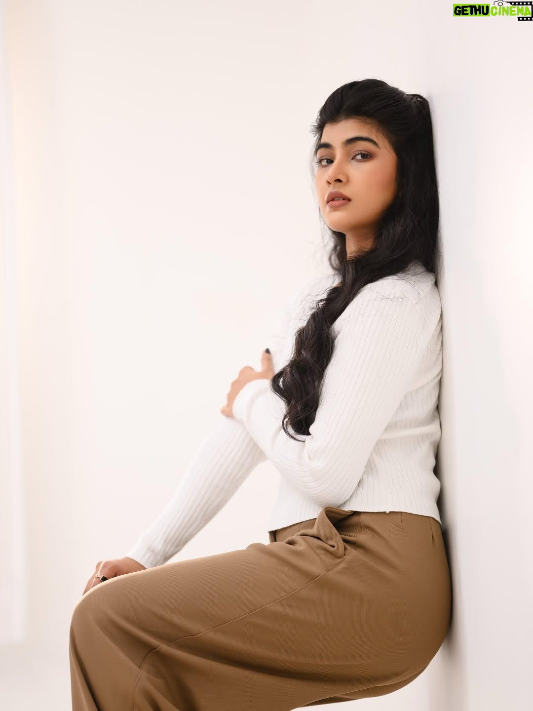 Amrutha Prem - 49K Likes - Lost in the gaze🤍✨

Frames: @framesbyvikaskakolu 🤍
MUA: @arushmakeover 🤍
Hairdo: @hairbysharada_murthy 🤍