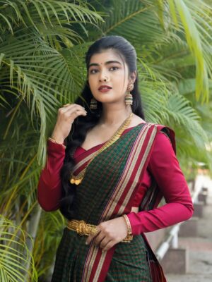 Amrutha Prem Instagram - Just a lil ಹುಬ್ಬಳ್ಳಿ ಹುಡುಗಿ moment 😉💛

Makeup,hair & draping: @kumar_n_makeover✨
Blouse: @haritva_designer_studio✨
P.C: @pixcelspace ✨
Saree & Styling: @jyothiprem1008 🙇🏻‍♀️❤️
For @thejewelleryshow 

#amruthaprem #ilkalsareelove❤️ #hubli