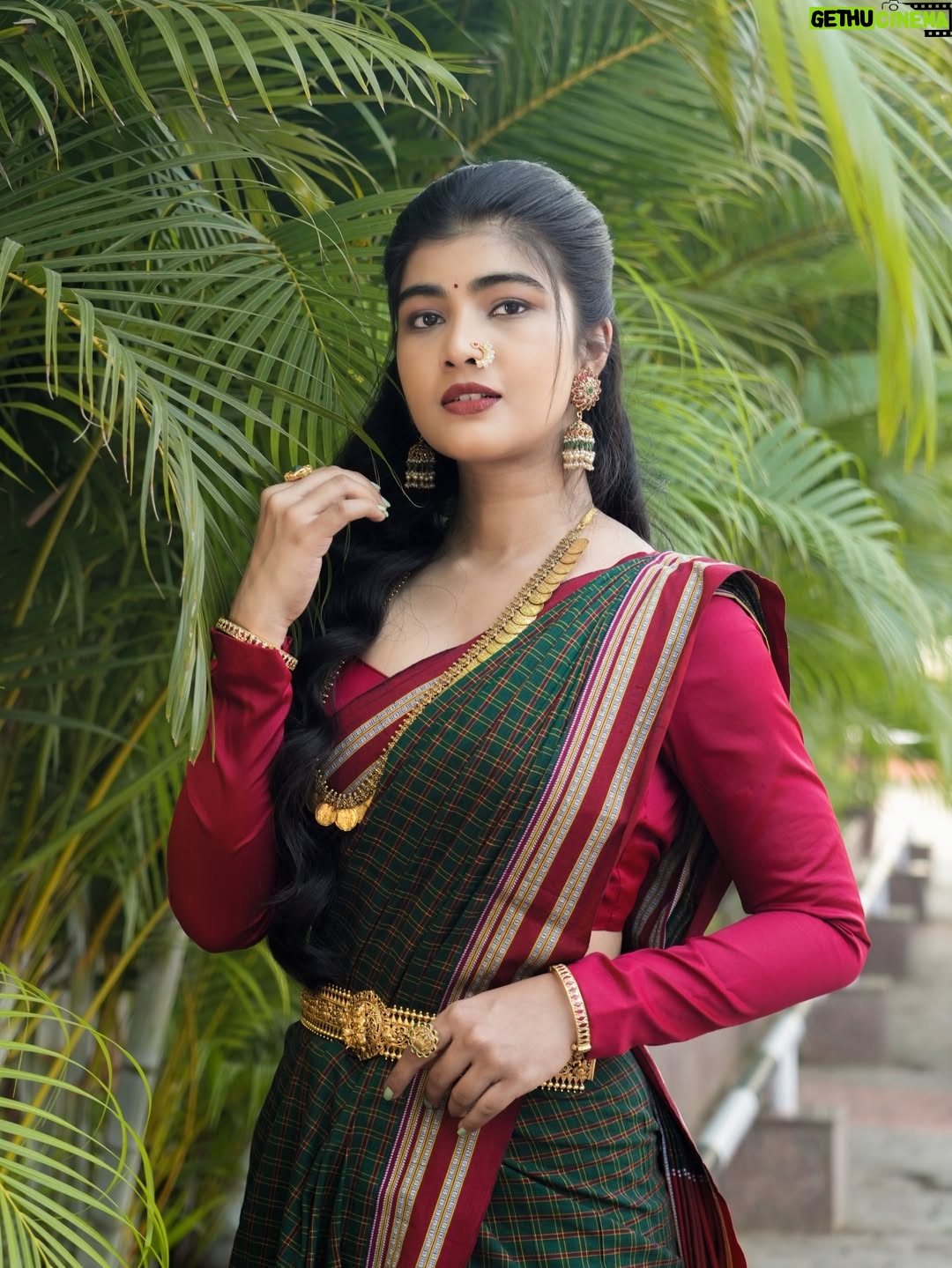 Amrutha Prem - 53.6K Likes - Just a lil ಹುಬ್ಬಳ್ಳಿ ಹುಡುಗಿ moment 😉💛

Makeup,hair & draping: @kumar_n_makeover✨
Blouse: @haritva_designer_studio✨
P.C: @pixcelspace ✨
Saree & Styling: @jyothiprem1008 🙇🏻‍♀️❤️
For @thejewelleryshow 

#amruthaprem #ilkalsareelove❤️ #hubli