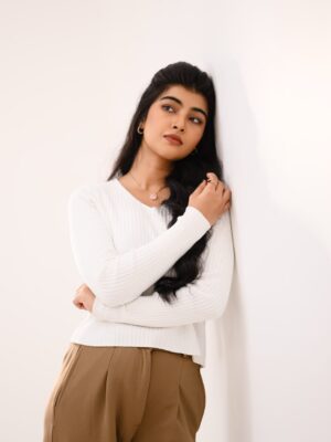 Amrutha Prem Instagram - Lost in the gaze🤍✨

Frames: @framesbyvikaskakolu 🤍
MUA: @arushmakeover 🤍
Hairdo: @hairbysharada_murthy 🤍