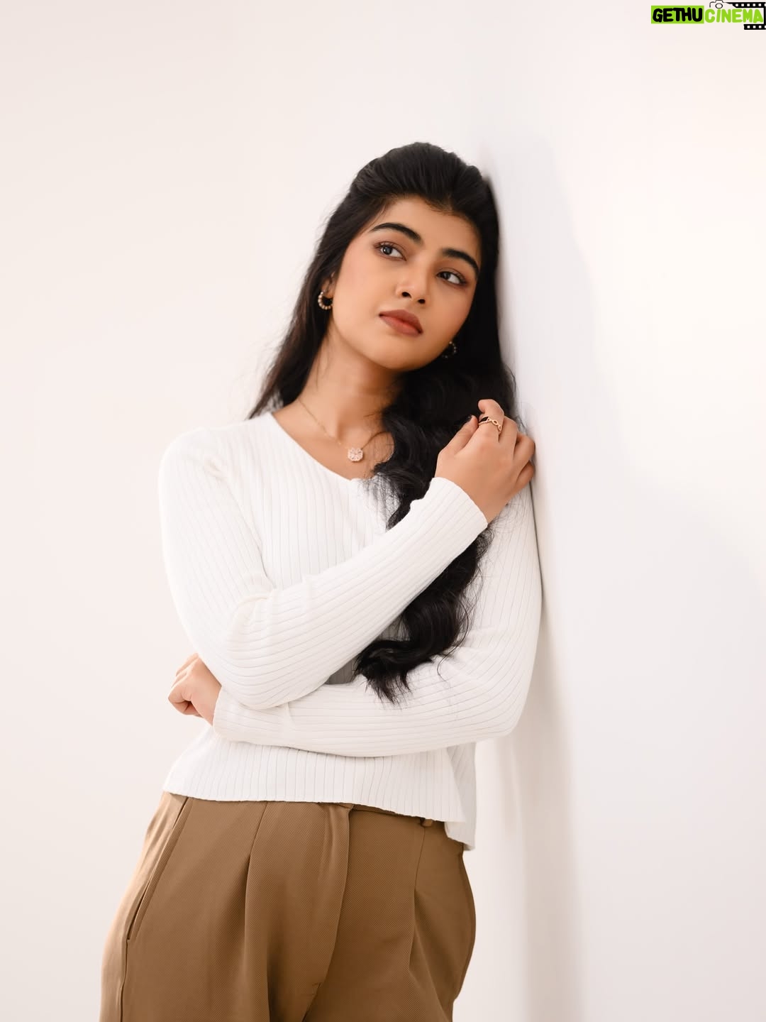 Amrutha Prem - 49K Likes - Lost in the gaze🤍✨

Frames: @framesbyvikaskakolu 🤍
MUA: @arushmakeover 🤍
Hairdo: @hairbysharada_murthy 🤍