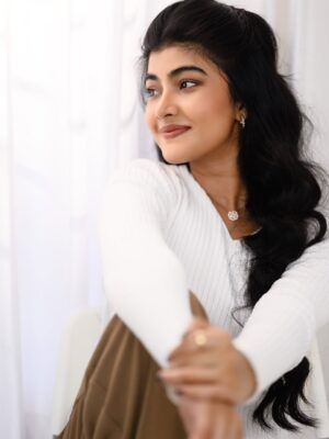 Amrutha Prem Instagram - Lost in the gaze🤍✨

Frames: @framesbyvikaskakolu 🤍
MUA: @arushmakeover 🤍
Hairdo: @hairbysharada_murthy 🤍