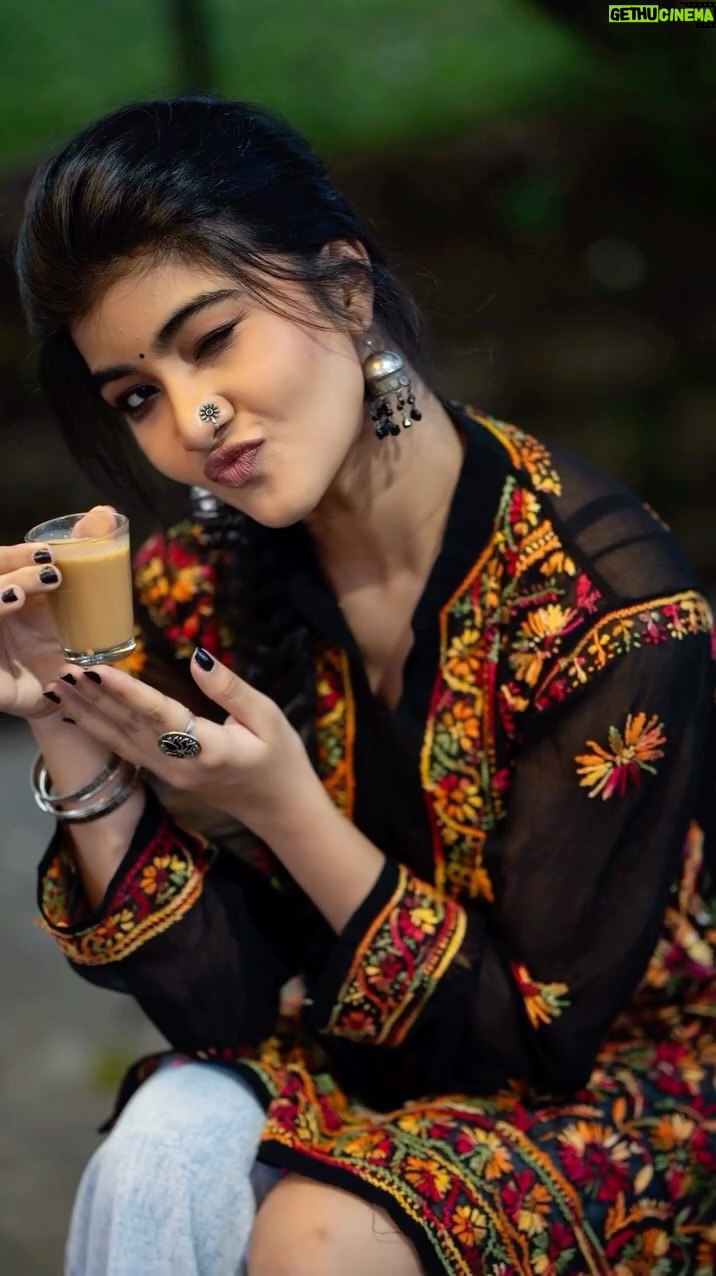 Amrutha Prem - 77.1K Likes - ಮತ್ತೆ !?😉❤️
One chai-bisket series with my all time fav song🙈🫠✨

P.C: @framesbyvikaskakolu 
MUA: @arushmakeover 
Hair: @hairbysharada_murthy