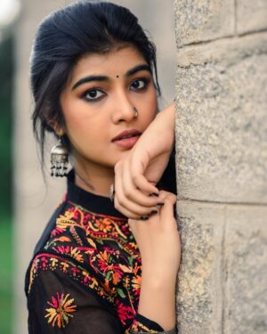Amrutha Prem Instagram - ದೀಪಾವಳಿ ಹಬ್ಬದ ಶುಭಾಶಯಗಳು 🌻❤️✨

Makeup: @arushmakeover ✨
Shot by: @framesbyvikaskakolu ✨
Hair: @hairbysharada_murthy ✨