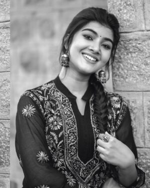 Amrutha Prem Instagram - ದೀಪಾವಳಿ ಹಬ್ಬದ ಶುಭಾಶಯಗಳು 🌻❤️✨

Makeup: @arushmakeover ✨
Shot by: @framesbyvikaskakolu ✨
Hair: @hairbysharada_murthy ✨