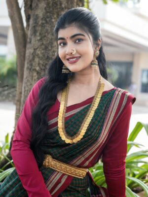 Amrutha Prem Instagram - Just a lil ಹುಬ್ಬಳ್ಳಿ ಹುಡುಗಿ moment 😉💛

Makeup,hair & draping: @kumar_n_makeover✨
Blouse: @haritva_designer_studio✨
P.C: @pixcelspace ✨
Saree & Styling: @jyothiprem1008 🙇🏻‍♀️❤️
For @thejewelleryshow 

#amruthaprem #ilkalsareelove❤️ #hubli