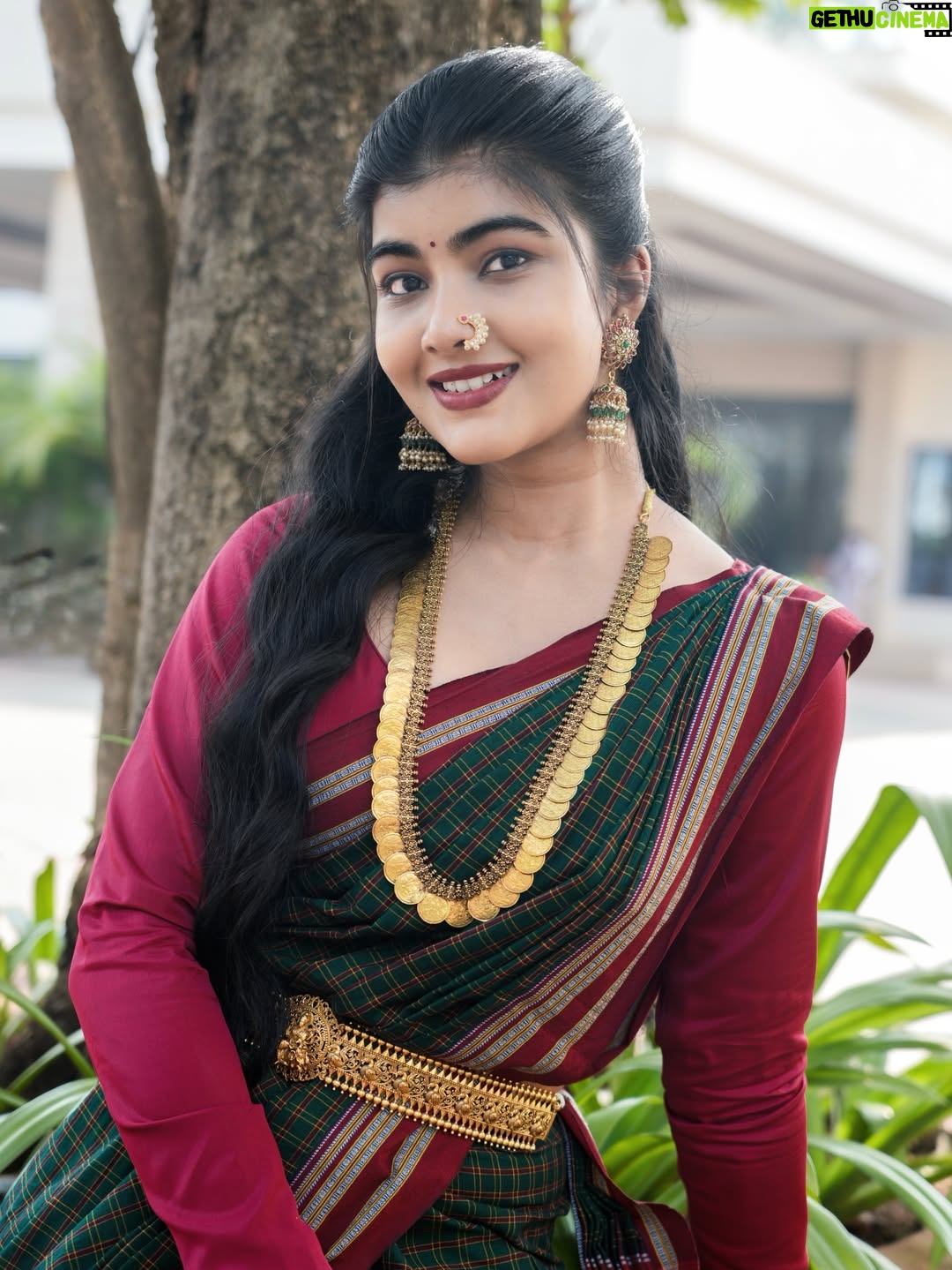 Amrutha Prem - 53.6K Likes - Just a lil ಹುಬ್ಬಳ್ಳಿ ಹುಡುಗಿ moment 😉💛

Makeup,hair & draping: @kumar_n_makeover✨
Blouse: @haritva_designer_studio✨
P.C: @pixcelspace ✨
Saree & Styling: @jyothiprem1008 🙇🏻‍♀️❤️
For @thejewelleryshow 

#amruthaprem #ilkalsareelove❤️ #hubli