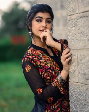 Amrutha Prem Instagram - ದೀಪಾವಳಿ ಹಬ್ಬದ ಶುಭಾಶಯಗಳು 🌻❤️✨

Makeup: @arushmakeover ✨
Shot by: @framesbyvikaskakolu ✨
Hair: @hairbysharada_murthy ✨
