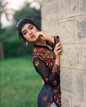 Amrutha Prem Instagram - ದೀಪಾವಳಿ ಹಬ್ಬದ ಶುಭಾಶಯಗಳು 🌻❤️✨

Makeup: @arushmakeover ✨
Shot by: @framesbyvikaskakolu ✨
Hair: @hairbysharada_murthy ✨