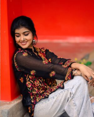Amrutha Prem Instagram - ದೀಪಾವಳಿ ಹಬ್ಬದ ಶುಭಾಶಯಗಳು 🌻❤️✨

Makeup: @arushmakeover ✨
Shot by: @framesbyvikaskakolu ✨
Hair: @hairbysharada_murthy ✨