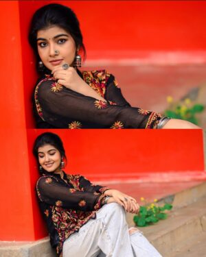 Amrutha Prem Instagram - ದೀಪಾವಳಿ ಹಬ್ಬದ ಶುಭಾಶಯಗಳು 🌻❤️✨

Makeup: @arushmakeover ✨
Shot by: @framesbyvikaskakolu ✨
Hair: @hairbysharada_murthy ✨