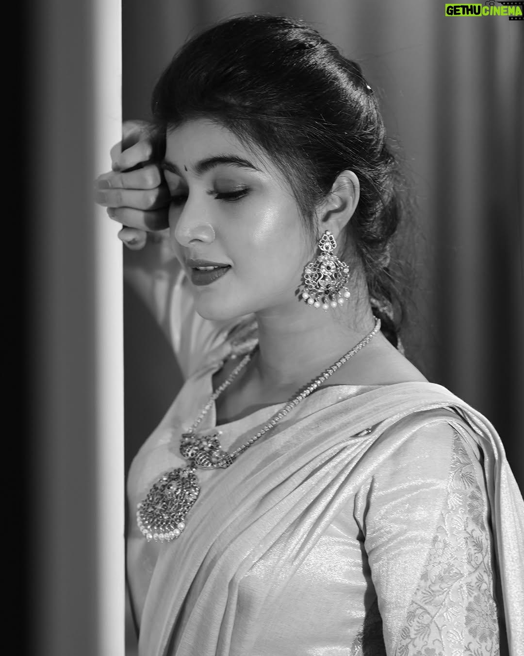 Amrutha Prem - 34.8K Likes - 🪈🦚

Wearing: @haritva_designer_studio 
Makeup & Hair: @geetha_artistry_ & @sahanadhani__makeover 
Captured by: @pixcelspace