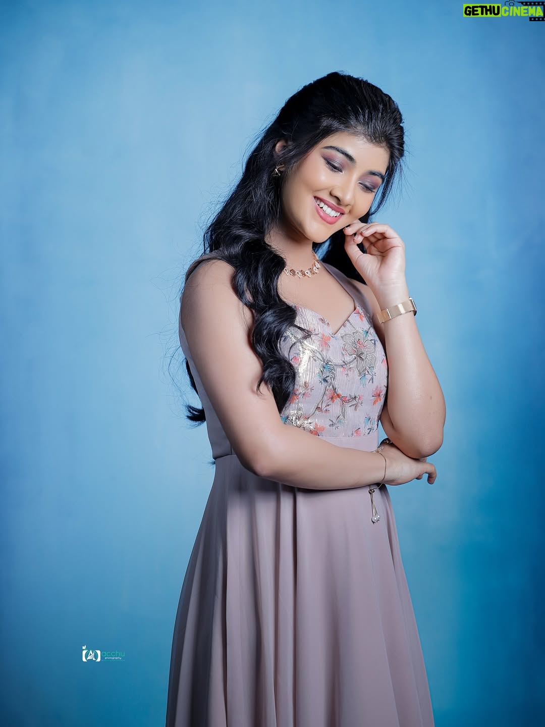 Amrutha Prem - 81.8K Likes - Turned into Princess for a moment 🤎🎀

Shot by: @portrait_by_acchu 
Wearing: @haritva_designer_studio 
Makeup: @arushmakeover 
Hair: @blushberry_makeovers