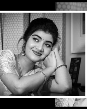 Amrutha Prem Instagram - ನಗುವ ನಯನ ಮಧುರ ಮೌನ ✨

Wearing: @haritva_designer_studio 
Makeup & Hair: @geetha_artistry_ & @sahanadhani__makeover 
Captured by: @pixcelspace