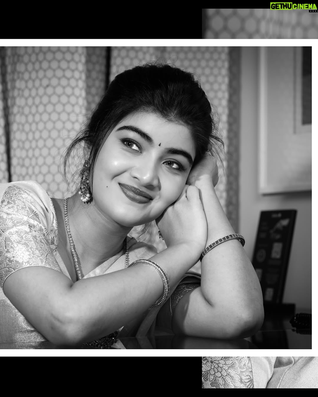 Amrutha Prem - 44.9K Likes - ನಗುವ ನಯನ ಮಧುರ ಮೌನ ✨

Wearing: @haritva_designer_studio 
Makeup & Hair: @geetha_artistry_ & @sahanadhani__makeover 
Captured by: @pixcelspace