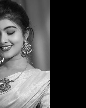 Amrutha Prem Instagram - ನಗುವ ನಯನ ಮಧುರ ಮೌನ ✨

Wearing: @haritva_designer_studio 
Makeup & Hair: @geetha_artistry_ & @sahanadhani__makeover 
Captured by: @pixcelspace