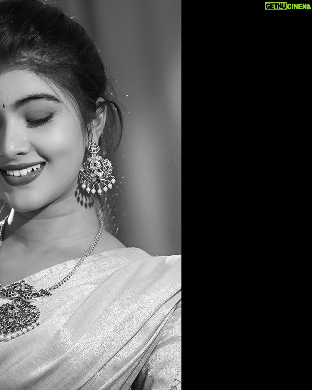 Amrutha Prem - 44.9K Likes - ನಗುವ ನಯನ ಮಧುರ ಮೌನ ✨

Wearing: @haritva_designer_studio 
Makeup & Hair: @geetha_artistry_ & @sahanadhani__makeover 
Captured by: @pixcelspace