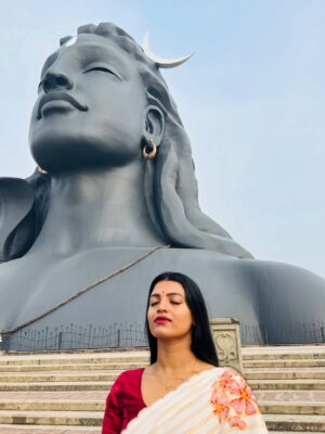 Amrutha Saju Instagram - 🔱Om Namah Shivaya🔱
I heard thousands of people chanting this mantra. It was unexpected, yet deeply devotional. I gazed at Him for hours.I don’t know why, I still see that face in front of me.but I couldn’t take my eyes off. I let go of my burdens, absorbed that positive energy, and returned with a heart full of peace and satisfaction🕉️

@isha.foundation