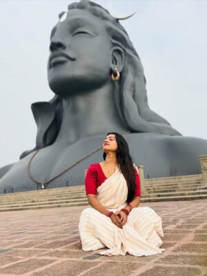 Amrutha Saju Instagram - 🔱Om Namah Shivaya🔱
I heard thousands of people chanting this mantra. It was unexpected, yet deeply devotional. I gazed at Him for hours.I don’t know why, I still see that face in front of me.but I couldn’t take my eyes off. I let go of my burdens, absorbed that positive energy, and returned with a heart full of peace and satisfaction🕉️

@isha.foundation