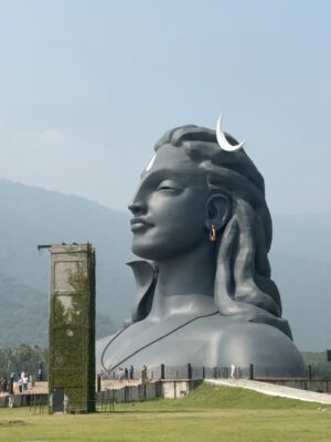 Amrutha Saju Instagram - 🔱Om Namah Shivaya🔱
I heard thousands of people chanting this mantra. It was unexpected, yet deeply devotional. I gazed at Him for hours.I don’t know why, I still see that face in front of me.but I couldn’t take my eyes off. I let go of my burdens, absorbed that positive energy, and returned with a heart full of peace and satisfaction🕉️

@isha.foundation