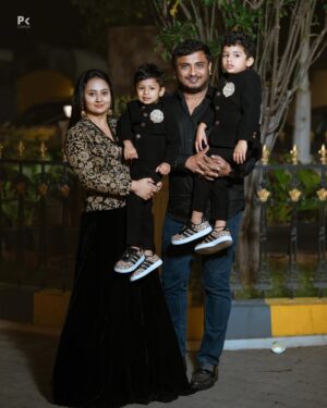 Amulya Instagram - 🧿”FAMILY”🧿

PC- @pkstudiophotography
Costume - @chandangowda_official