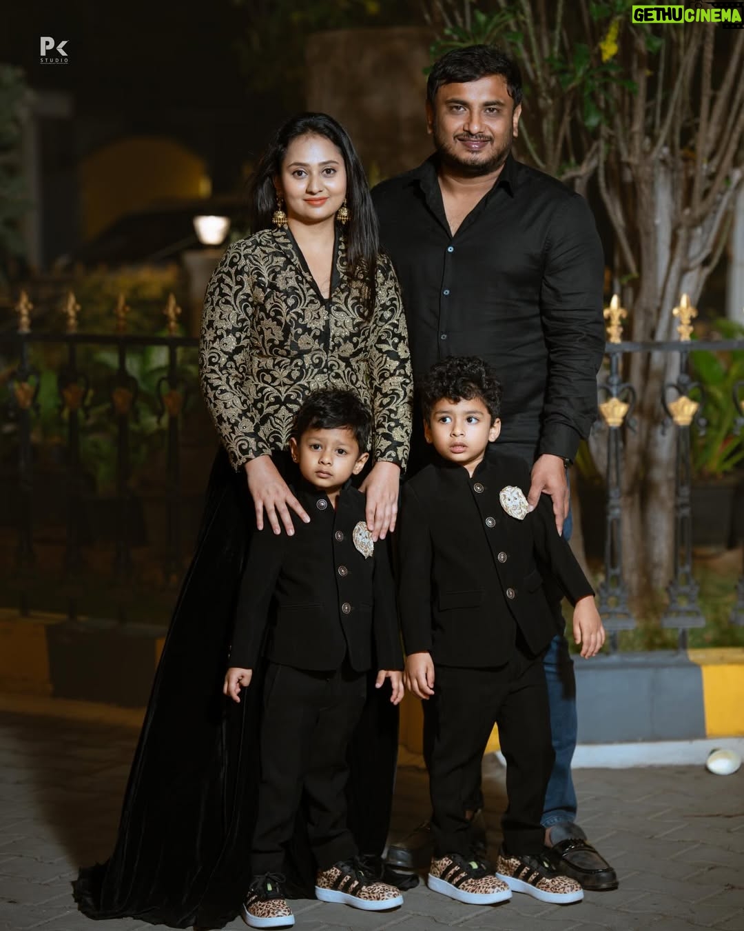 Amulya - 190.7K Likes - 🧿”FAMILY”🧿

PC- @pkstudiophotography
Costume - @chandangowda_official