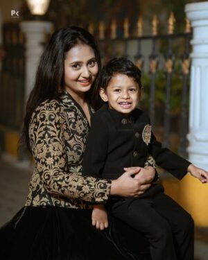 Amulya Instagram - 🧿”FAMILY”🧿

PC- @pkstudiophotography
Costume - @chandangowda_official