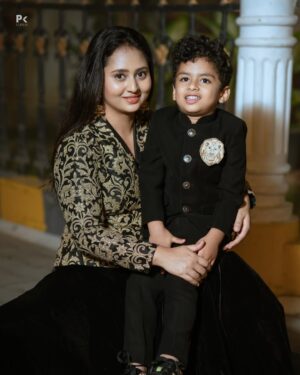 Amulya Instagram - 🧿”FAMILY”🧿

PC- @pkstudiophotography
Costume - @chandangowda_official
