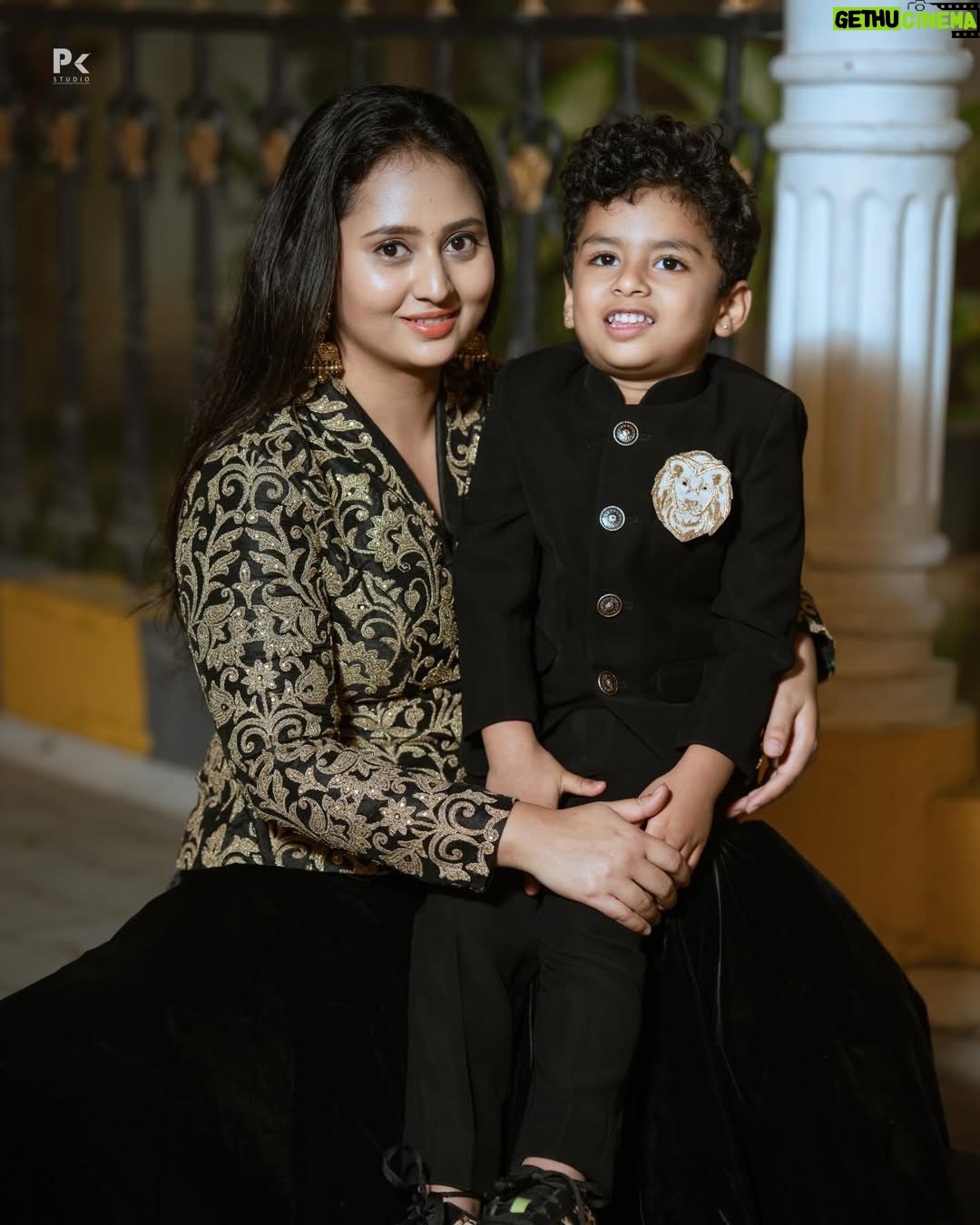 Amulya - 190.7K Likes - 🧿”FAMILY”🧿

PC- @pkstudiophotography
Costume - @chandangowda_official