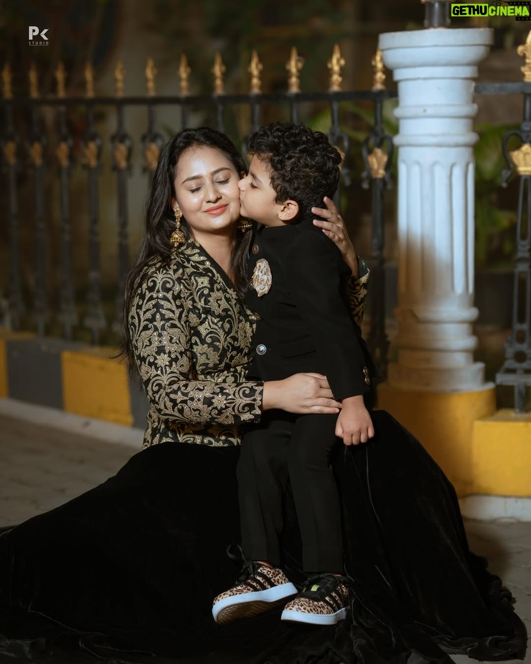 Amulya - 190.7K Likes - 🧿”FAMILY”🧿

PC- @pkstudiophotography
Costume - @chandangowda_official