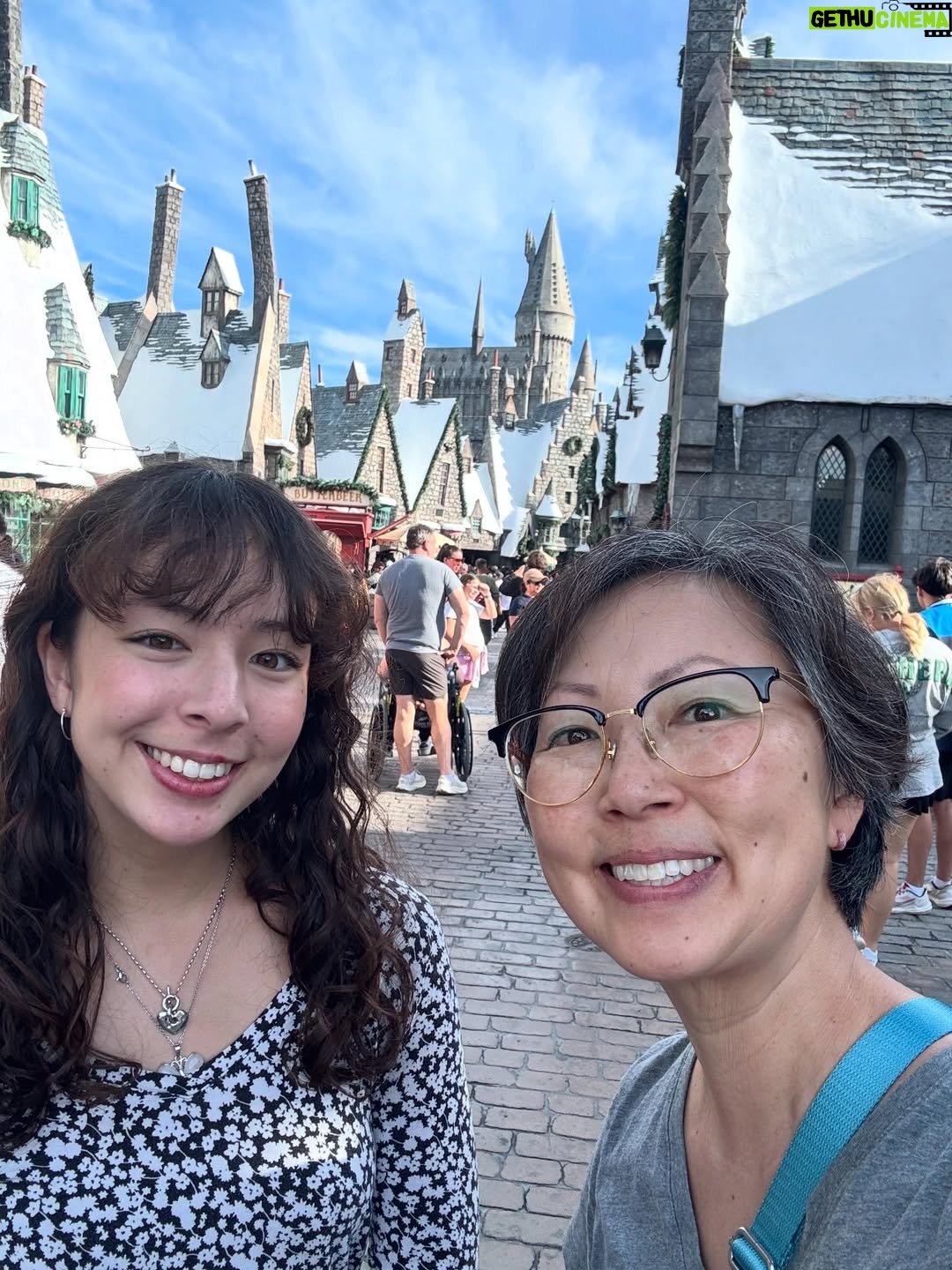 Amy Anderson - 1.8K Likes - I didn't take many pics today but we spent some time in service at the the L.A. Mission, ran over to Universal to jump on a ride, and spent the rest of the day celebrating with friends. 

Lots of gratitude, lots of love 🦃❤️