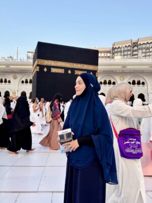 Amyra Rosli Instagram - MasyaAllah Tabarakallah
Best ending 2025, Makkah..
Where hearts find peace and prayers feel closer.
Jemput kami kembali Ya Allah.
@kembaraumrahsdnbhd
