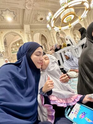 Amyra Rosli Instagram - MasyaAllah Tabarakallah
Best ending 2025, Makkah..
Where hearts find peace and prayers feel closer.
Jemput kami kembali Ya Allah.
@kembaraumrahsdnbhd
