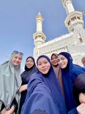 Amyra Rosli Instagram - MasyaAllah Tabarakallah
Best ending 2025, Makkah..
Where hearts find peace and prayers feel closer.
Jemput kami kembali Ya Allah.
@kembaraumrahsdnbhd