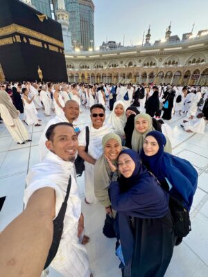 Amyra Rosli Instagram - MasyaAllah Tabarakallah
Best ending 2025, Makkah..
Where hearts find peace and prayers feel closer.
Jemput kami kembali Ya Allah.
@kembaraumrahsdnbhd