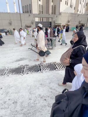 Amyra Rosli Instagram - MasyaAllah Tabarakallah
Best ending 2025, Makkah..
Where hearts find peace and prayers feel closer.
Jemput kami kembali Ya Allah.
@kembaraumrahsdnbhd
