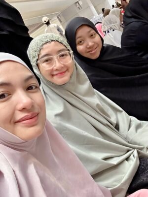 Amyra Rosli Instagram - MasyaAllah Tabarakallah
Best ending 2025, Makkah..
Where hearts find peace and prayers feel closer.
Jemput kami kembali Ya Allah.
@kembaraumrahsdnbhd